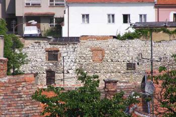 Detail části východní hradby (© Jan P. Štěpánek 07/2006)