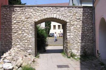 Novější průchod v severní hradbě (© Jan P. Štěpánek 07/2006)