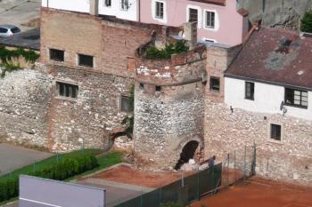 panorama zachovalé části hradeb s půlkruhovou baštou ve východní části města ( © Jan P. Štěpánek 09/2008)