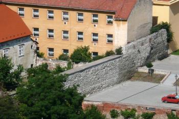 část městské hradby v severní části města ( © Jan P. Štěpánek 09/2008)