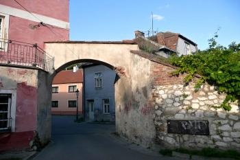 druhotně proražená branka v severovýchodním nároží městské hradby ( © Jan P. Štěpánek 07/2010)