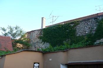 jjihovýchodní nároží městské hradby ( © Jan P. Štěpánek 07/2010)