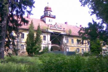 Přízemní část vchodového arkýře byla ubourána zřejmě z bezpečnostních důvodů... (© Oldřiška Samková, 07/2011)