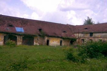 Chátrající polužní dvůr (© Oldřiška Samková, 07/2011)