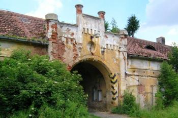 Brána původního poplužního dvora ( © Filip Matoušek 07/2006)