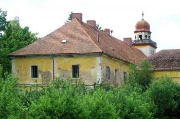Celkový pohled na zámek od východu z hlavní silnice ( © Filip Matoušek 07/2006)