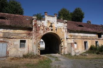 Vjezd do areálu z nádvoří ( © Ivan Grisa 08/2009)
