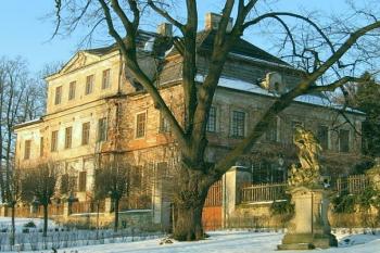 Průčelí zámku ( © Pavel Vítek 01/2006)
