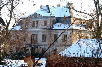 Zámecká budova z parku ( © Pavel Vítek 01/2006)