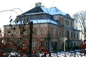 Zámecká budova z parku ( © Pavel Vítek 01/2006)