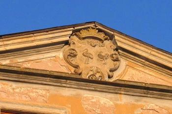 Erb Karla Ferdinanda Dobřenského z Dobřenic a jeho choti Alžběty, rozené Strakové z Nedabylic na předním štítě mansardy. ( © Pavel Vítek 01/2006)