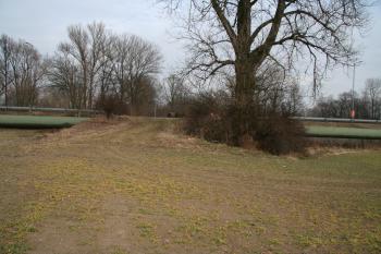 Terenní vlna a nadjezd přes teplovod ( © Petr Nožička 03/2011)