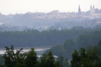 Pohled od jihu přes přehradu na Bašce na siluetu města Frýdku ( © Jan P. Štěpánek 2005)
