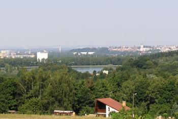 Pohled od jihu, z tzv. Dřevjaného kopce na přehradu a  města Frýdek a Místek v pozadí ( © Jan P. Štěpánek 07/2006)