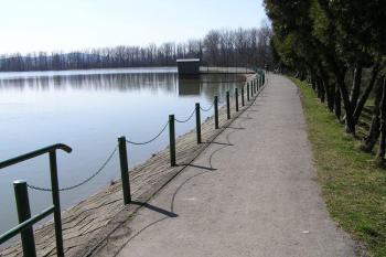 Hráz přehrady v Bašce (© Jan P. Štěpánek, 04/2007)
