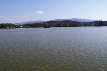 Pohled přes hladinu přehrady v Bašce na masív Lysé hory ( © Jan P. Štěpánek 04/2007)