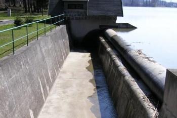 Vodní přepusť přehrady na Bašce (© Jan P. Štěpánek, 04/2007)