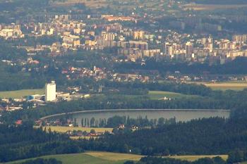 Pohled na přehradní nádrž v Bašce z Lysé hory ( © Jan P. Štěpánek 06/2007)