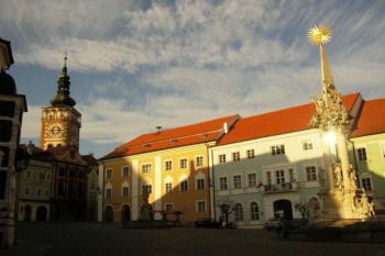 Západ slunce nad mikulovským náměstím a sloupem Nejsvětější Trojice (© Jan P. Štěpánek 2004)