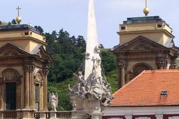 Pohled na sloup s Dietrichštejnskou hrobkou v pozadí ze západního konce náměstí (© Jan P. Štěpánek 07/2006)