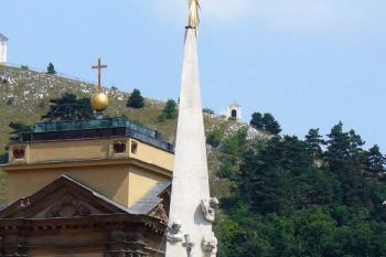 Detail horní části sloupu (© Jan P. Štěpánek 07/2006)