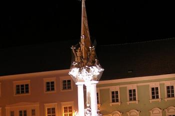 Pohled na slavnostně nasvícený sloup (© Jan P. Štěpánek 2004)