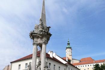 sloup Nejsvětější Trojice na mikulovském náměstí ( © Jan P. Štěpánek 07/2008)