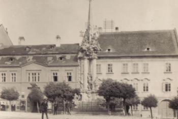 Mikulov - sloup Nejsvětější Trojice na počátku 20.století na fotografii neznámého autora(soukr.sbírka IvoR) (© ???)