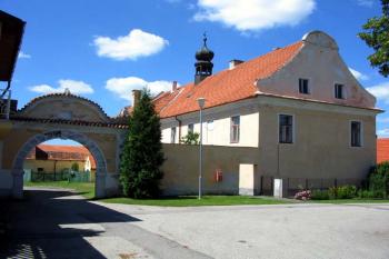 Zámek v Doubravici - celkový pohled od východu (© Jiří Cukr 07/2006)