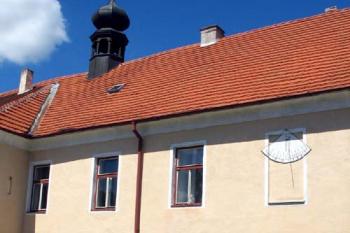 Nádvorní strana se slunečními hodinami (© Jiří Cukr 07/2006)