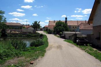 Pohled ulicí směrem k zámku (© Jiří Cukr 07/2006)