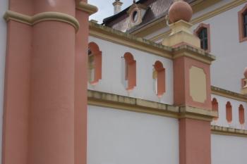 Západní zeď konventu se značkou, udávající výšku hladiny Nisy při povodni v srpnu 2010 ( © Ivan Grisa 07/2011)
