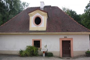 Hospodářská budova na břehu Nisy mezi konventem a pivovarem, nade dveřmi značky z povodní 1897 a 2010 ( © Ivan Grisa 07/2011)