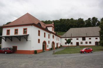 Někdejší hospodářské budovy severně od pivovaru ( © Ivan Grisa 07/2011)