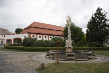 Severní část velkého nádvoří s Trojičním sloupem ( © Ivan Grisa 07/2011)