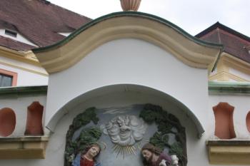 Reliéf svaté Rodiny na severozápadní zdi konventu ( © Ivan Grisa 07/2011)