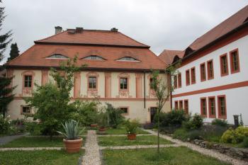 Zahrada biblických rostlin, v pozadí dům hostí sv. Hedviky ( © Ivan Grisa 07/2011)