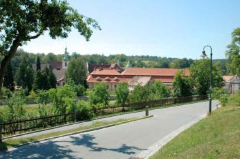 Cesta od parkoviště ke klášteru ( © Aleš Marek 07/2006)