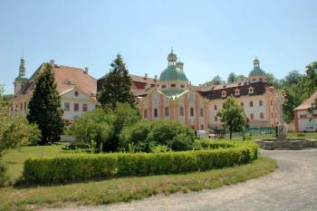 Pohled na klášter od vstupní brány ( © Aleš Marek 07/2006)