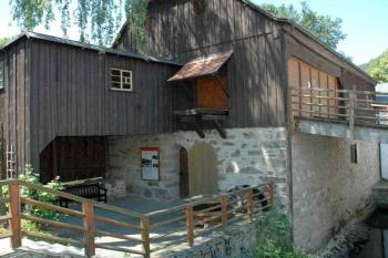 Cesta k pile ( © Aleš Marek 07/2006)