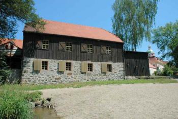 Pohled na pilu od řeky ( © Aleš Marek 07/2006)