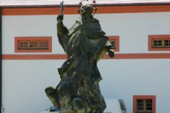 Socha před klášterem ( © Aleš Marek 07/2006)
