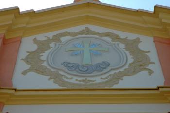 Ozdobný štít nad kaplí sv. Kříže ( © Aleš Marek 07/2006)