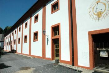 Část domu sv. Hedviky který slouží jako restaurace a ubytovací zařízení ( © Aleš Marek 07/2006)