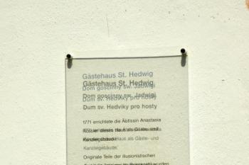 Informační cedulky ve několika jazycích ( © Aleš Marek 07/2006)