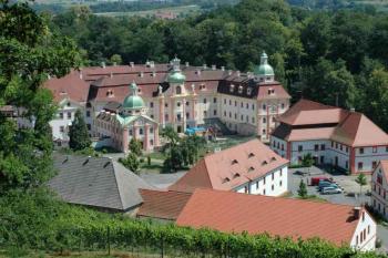 Pohled na klášter od křížové cesty ( © Aleš Marek 07/2006)