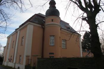 Vysunutá schodišťová věž z helmici na západní straně ( © Dušan Dohňanský 02/2020)