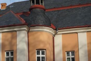 Zapuštěná schodišťová věž v jižním parkovém průčelí ( © Dušan Dohňanský 02/2020)
