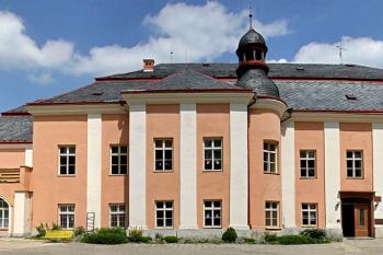 Zahradní průčelí ( © Luděk Pitter 07/2006)