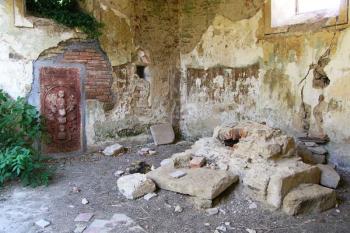 Prostor presbytáře je bohužel také zničen, narušeno je i zdivo ( © Filip Matoušek 08/2005)